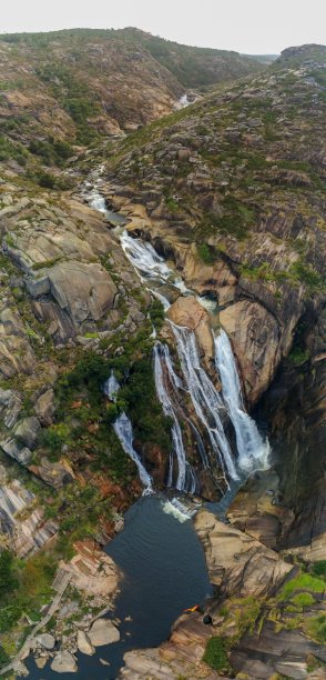 鸟瞰岩石地区美丽的瀑布。无人驾驶飞机的照片图片下载