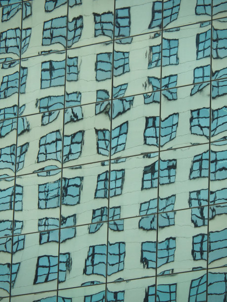 低角度拍摄的现代建筑反光立面图片下载