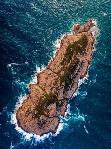 被海浪冲刷的五帆洲岛的鸟瞰图图片下载
