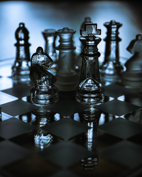 玻璃棋盘在蓝光下的选择性聚焦镜头-成功的概念图片下载