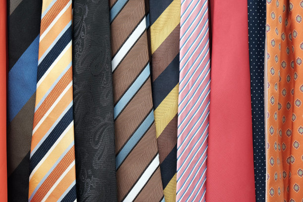 壁橱里不同颜色的领带图片下载
