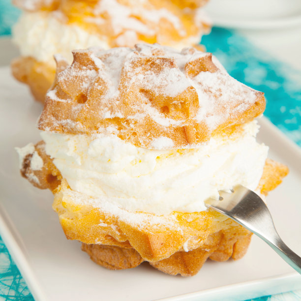 特写镜头的美味奶油泡芙充满了糕点奶油图片下载