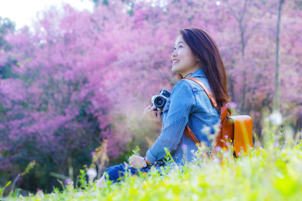 年轻的亚洲背包客。图片下载