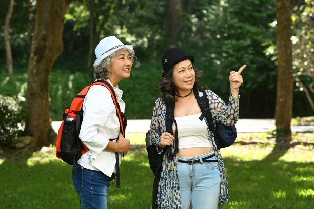 快乐的年长女性或朋友在自然公园欣赏风景和散步。退休、人与户外活动的概念。图片下载