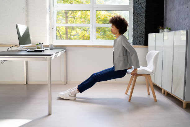 三头肌浸入办公室桌椅锻炼图片下载