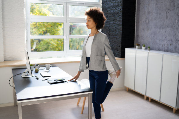 在办公电脑后面做瑜伽锻炼图片下载