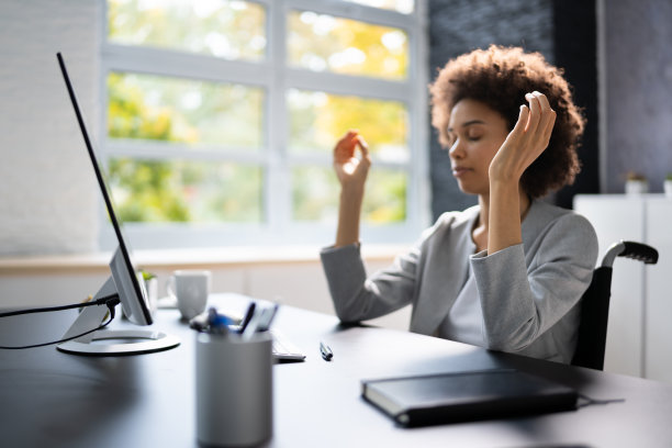 健康的瑜伽冥想在工作场所图片下载