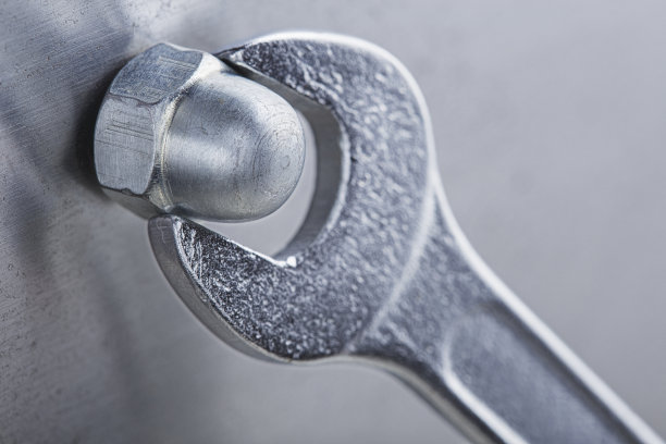 扳手用于紧固钢坯中的钢帽螺母。扳手、螺栓、螺钉和螺母。图片下载