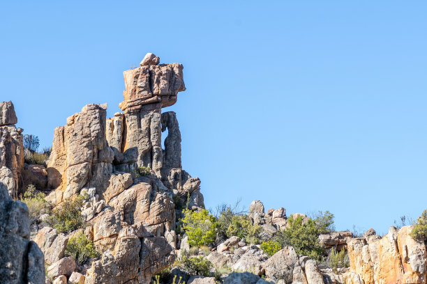 岩层，形似人坐在椅子上图片下载
