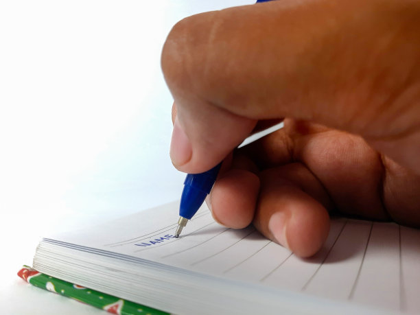 用白色底色的蓝笔在书上手写图片下载