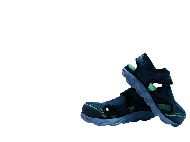 白色背景的儿童凉鞋图片下载