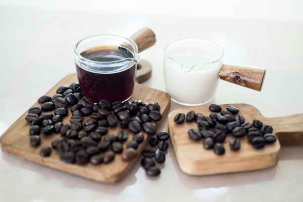刚从咖啡机中取出的浓缩咖啡和混合咖啡的鲜奶图片下载