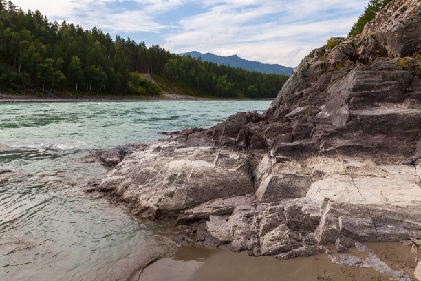阿尔泰喀顿河岩石海岸的风景照片图片下载