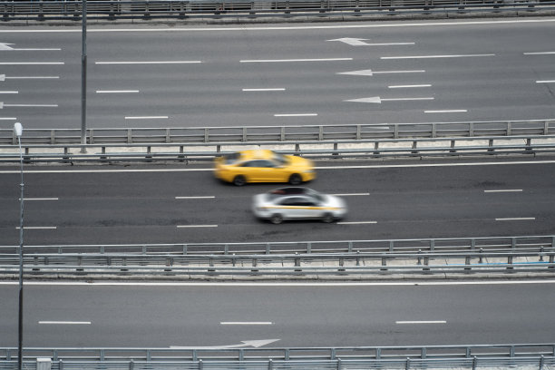 交通公路的背景。空中俯视图。两辆出租车在路上行驶，动作模糊图片下载