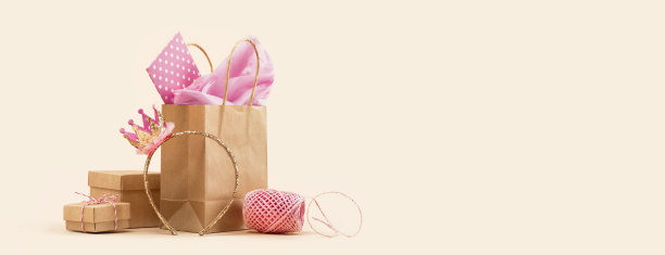 礼物或销售的概念。购物纸袋，带粉色薄纸的皇冠头巾图片下载