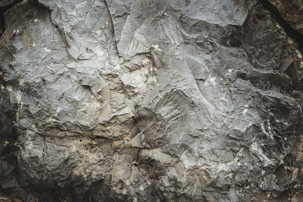 黑色的纹理。石头的背景。黑暗的大理石。岩石纹理。岩石表面有裂缝。岩石堆。墙漆点。枯燥乏味的粗糙结构。抽象的纹理。图片下载