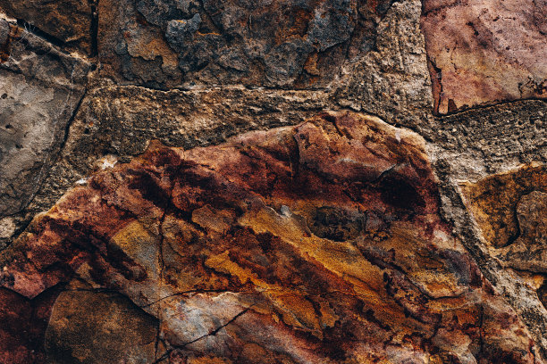 棕色的纹理。石头的背景。岩石纹理。枯燥乏味的粗糙结构。抽象的纹理。岩石表面有裂缝。岩石堆。墙漆点。大理石墙壁。图片下载