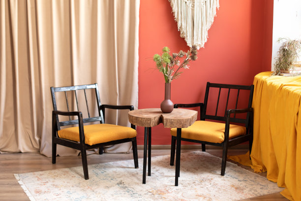 现代复古组成的客厅室内设计时髦的扶手椅和木制咖啡桌。模板。优雅的室内装饰房间。用锯子锯成的木头桌子。阁楼的家具。图片下载