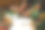 一名妇女用冷杉树枝和干橙子做圣诞安排。女性的双手创造了圣诞手工艺手工装饰。新年的庆祝活动。冬天的假期。图片下载