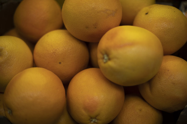 芒果水果上市。水果销售。芒果在抽屉里。图片下载