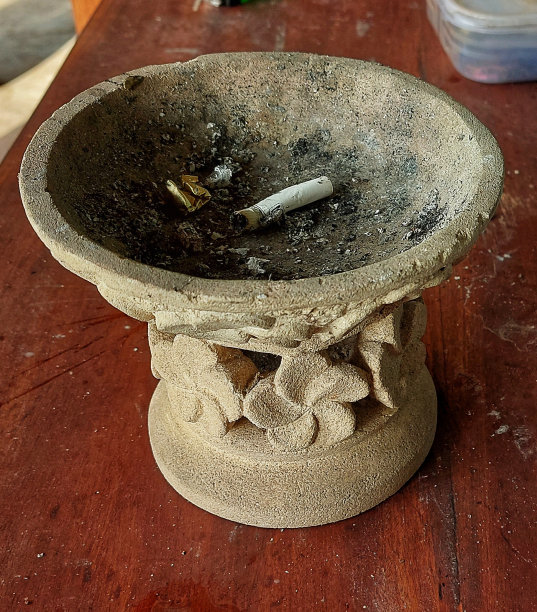 烟头的烟灰缸图片下载