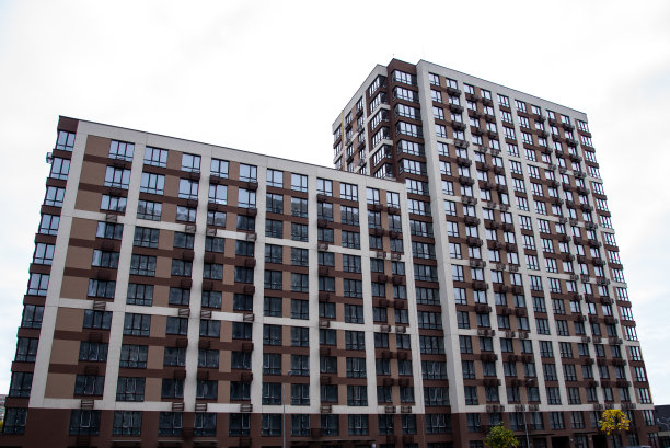 多层住宅楼和天空，城市小区图片下载