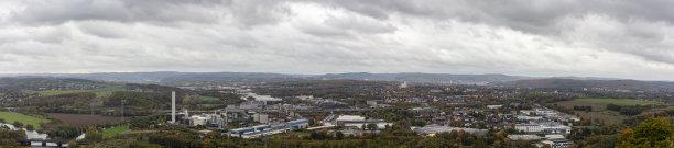 2022年10月23日，德国北威州多特蒙德的西堡。秋天哈根市北部工业区的全景照片，雨前天空阴沉，远处是雾蒙蒙的鲁尔山图片下载