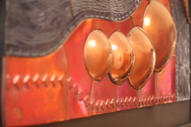 具有不同形状和位置的金属反射的陶瓷人物图片下载