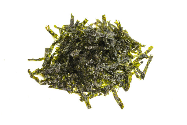 美味的紫菜海藻孤立在白色背景。图片下载