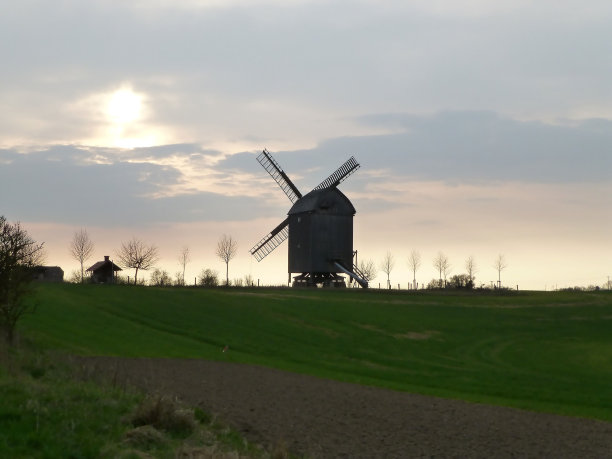 夕阳下的老风车。图片下载