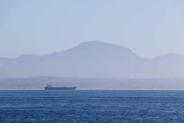有大型船舶和山脉的沿海海景图片下载