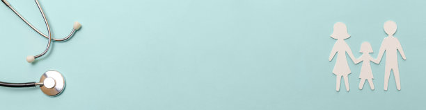 家庭保健治疗医学概念。平铺设家庭裁剪符号模型听诊器在柔和的蓝色背景。健康检查人寿保险的概念。诊所医院为父母儿童横幅。图片下载