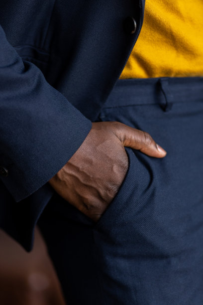 时髦的黑人商人把手插在裤子口袋里图片下载