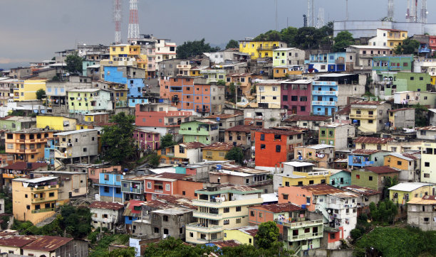 厄瓜多尔瓜亚基尔的彩色房屋Peñas Barrio de las图片下载