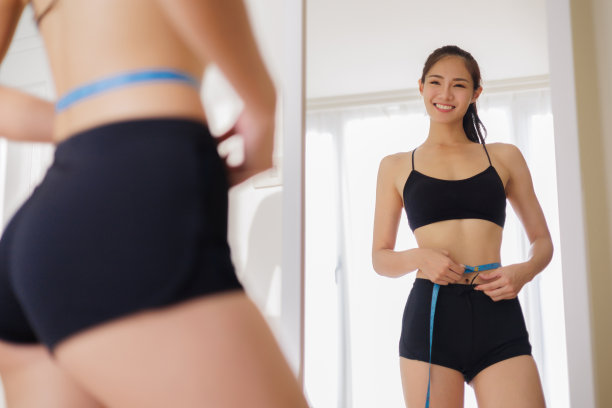 亚洲女人照镜子图片下载