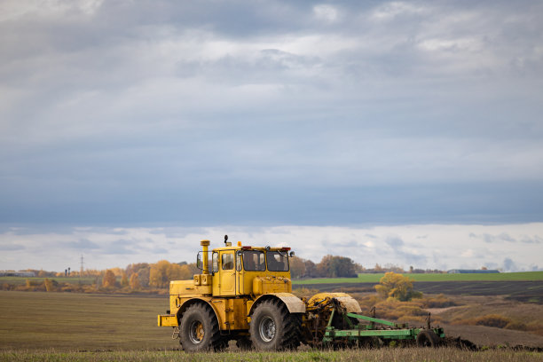 老式拖拉机在田间工作。图片下载