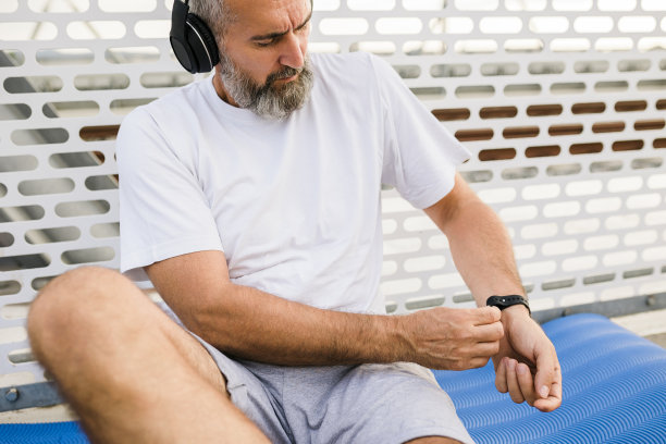 高级运动员训练后检查健身追踪器图片下载