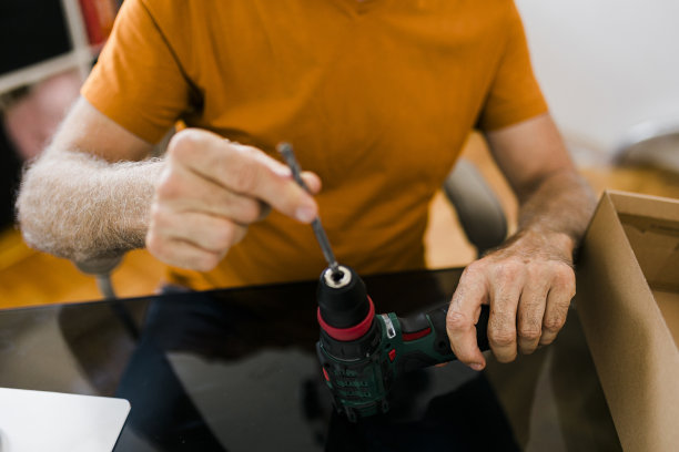 微笑的男性社交媒体技术影响者在家里录制开箱视频图片下载