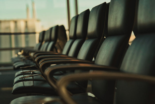 机场靠近窗户的黑色皮椅图片下载