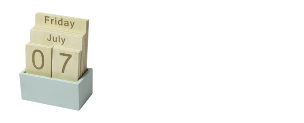 特写镜头的木质日历在白色背景与空间书写图片下载