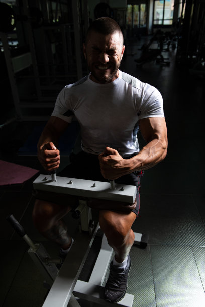 运动员在健身房锻炼小腿图片下载