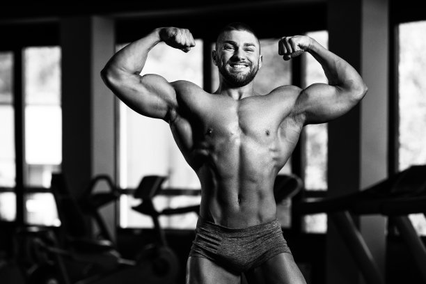肌肉男正在打背部双二头肌姿势图片下载