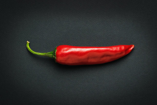 成熟的新鲜豆荚在黑色背景上。图片下载