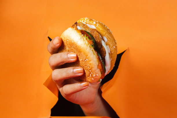 美味的汉堡是用破橙纸做的图片下载