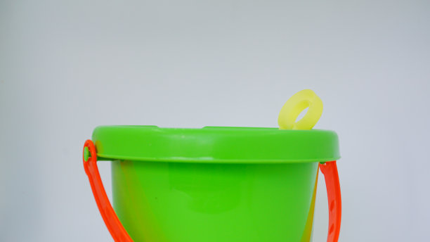 孩子们绿色的水桶和红色的铁锹暑假概念图片下载