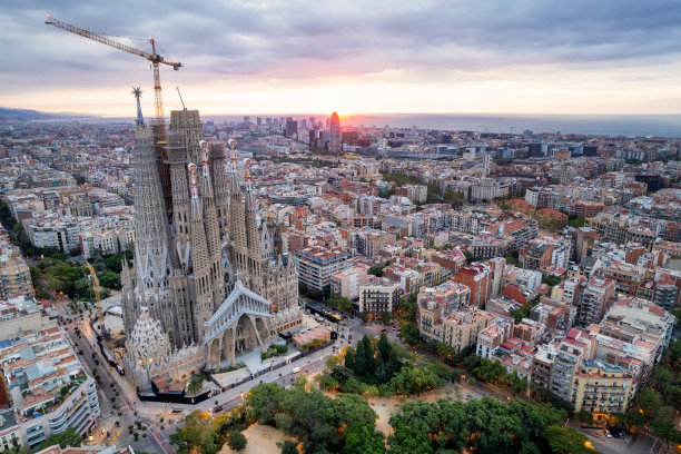 日出无人机航拍西班牙巴塞罗那圣家大教堂图片下载