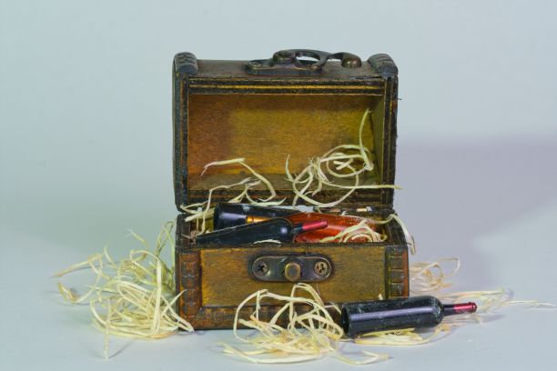 木盒里的稻草装着满是灰尘的旧酒瓶图片下载