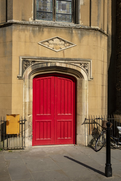 剑桥教堂大门上方的雕刻图片下载