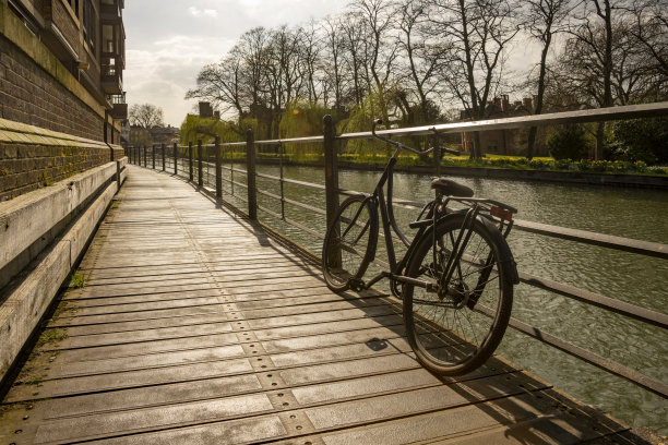 剑桥剑河前的自行车图片下载