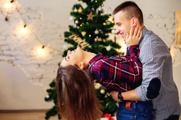 女孩把头往后仰，闭着眼睛，男孩抱着她图片下载